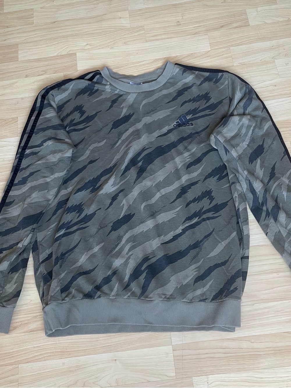 Adidas Olive Green Camo 3-Stripes Crewneck Sweatshirt Large.